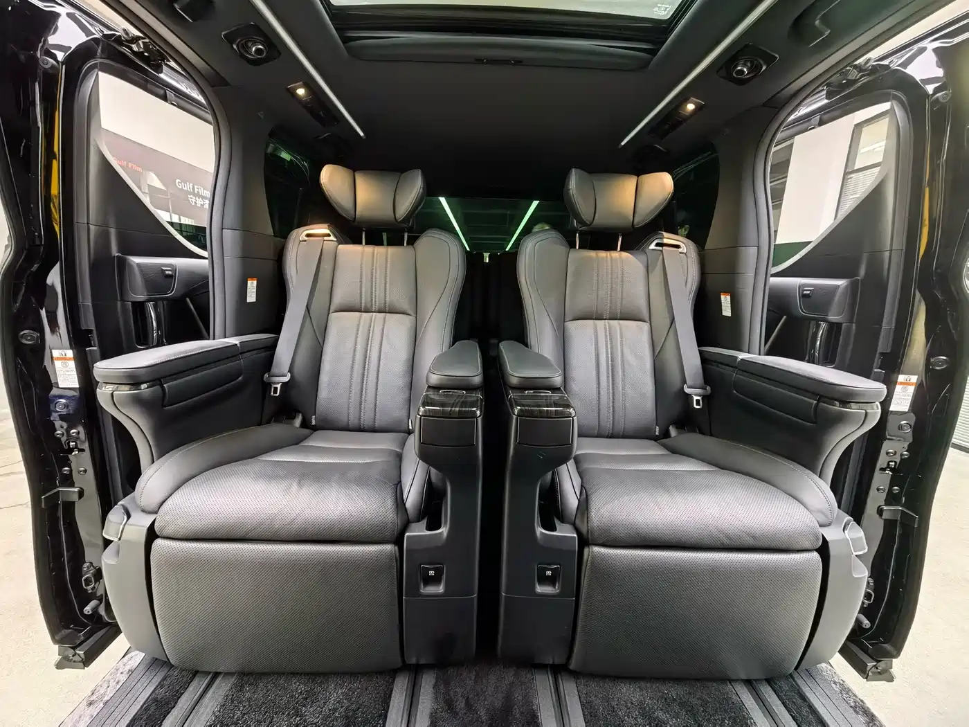 Lexus LM 2020 300h Seven-Seater Elegance Edition фото 13