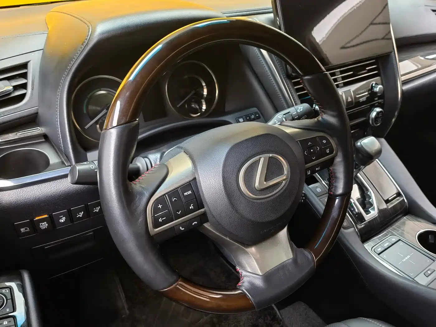 Lexus LM 2020 300h Seven-Seater Elegance Edition фото 15