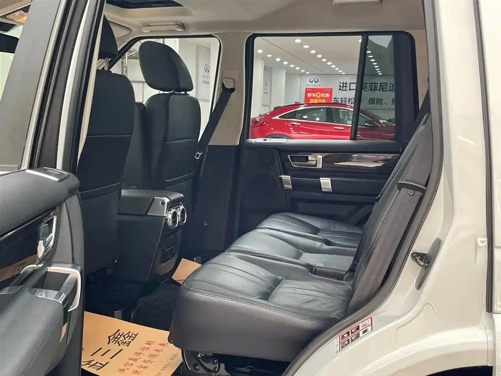Land Rover Discovery 2016 3.0 SC V6 SE фото 12