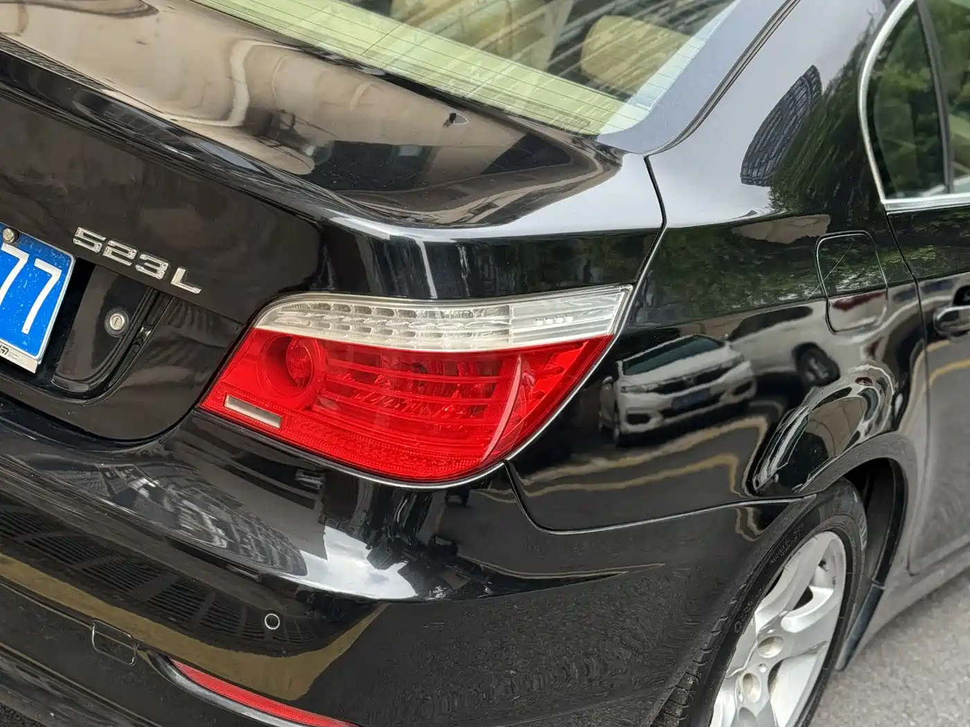 BMW 5 Series 2010 523Li Leading фото 21