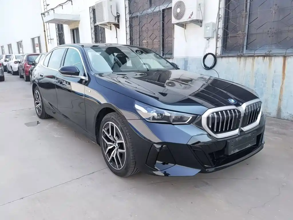 Photo 4 - BMW i5
