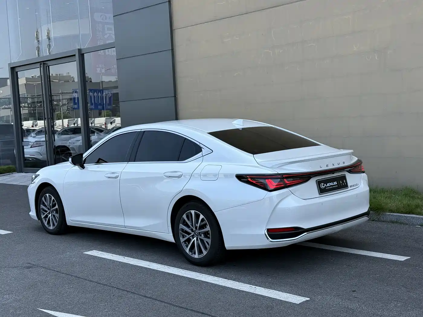 Lexus ES 2025 2025 300h Ultimate Edition