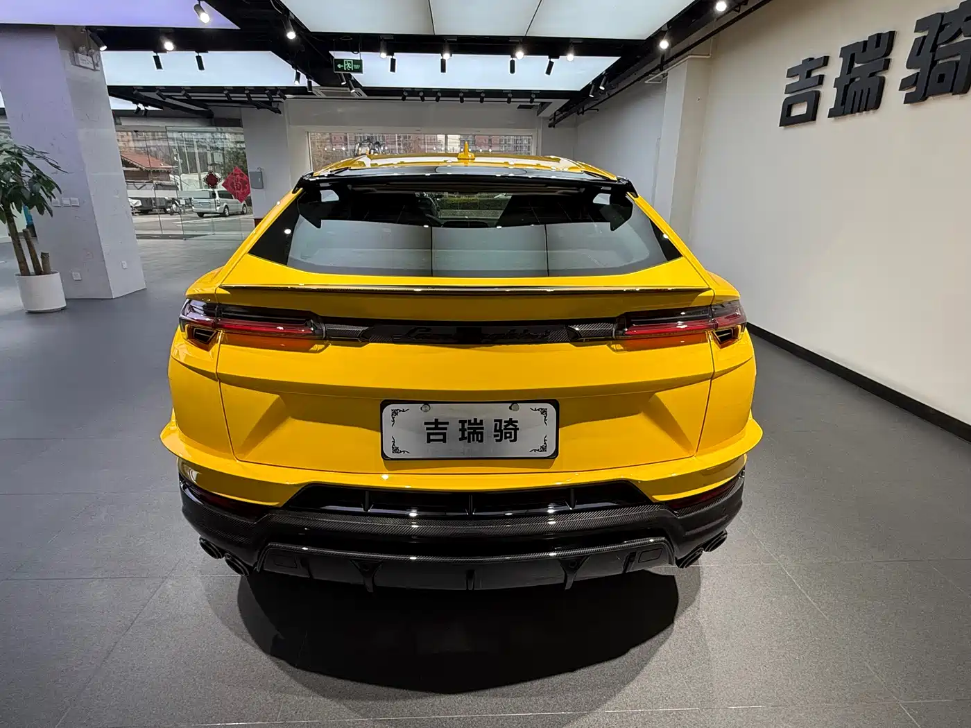 LAMBORGHINI URUS