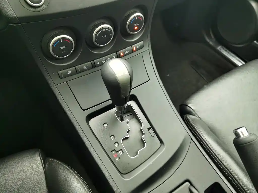 Mazda Mazda3 Axela 2013 2012 Hatchback 2.0L Automatic Luxury