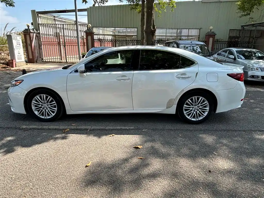 Lexus ES 2015 200 Elite Edition фото 8