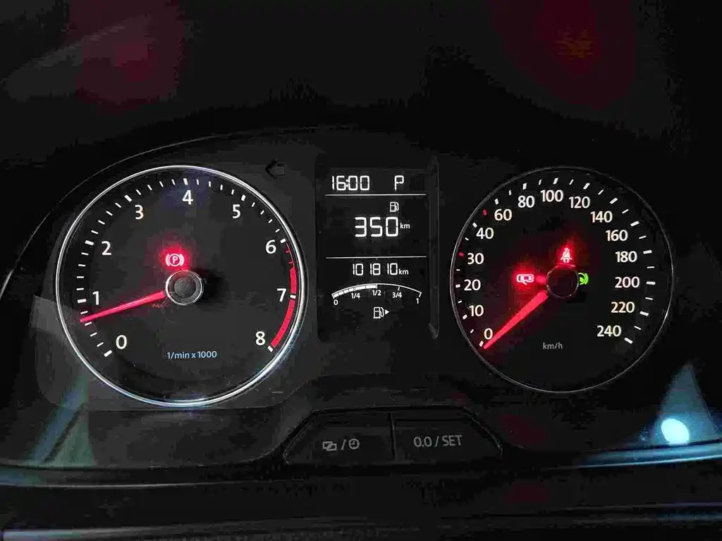 Volkswagen Lavida Tour 2015 1.6L Automatic Comfort Edition фото 17