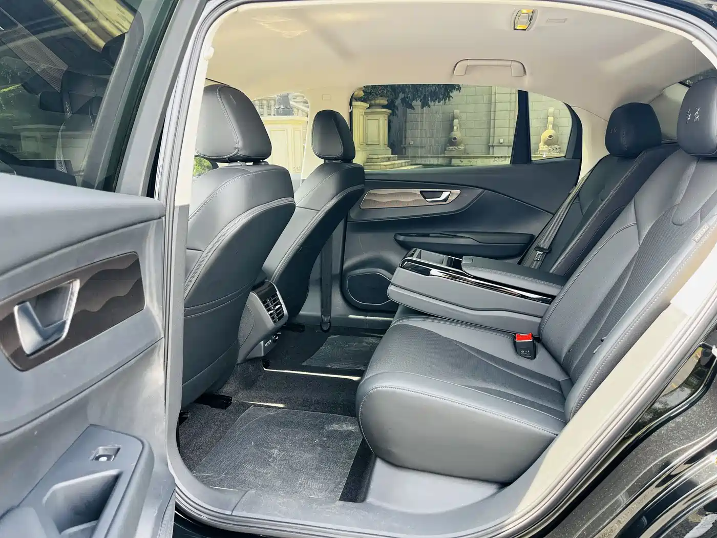 Hongqi E-QM5 2023 Facelift Basic Travel Edition фото 5