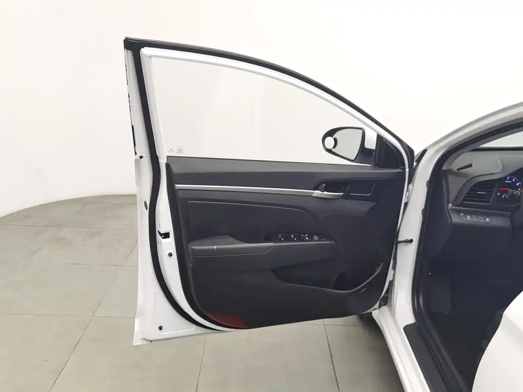 Photo 8 - Hyundai Elantra