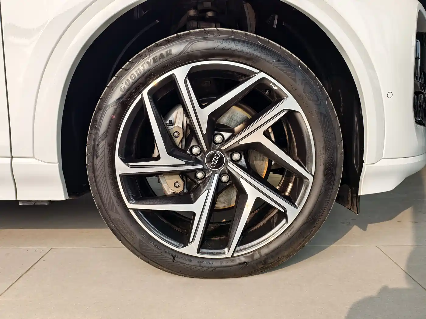 Audi Q6L e-tron фото 16