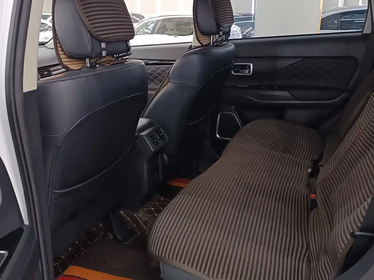 Mitsubishi Outlander 2020 2.4L 4WD Luxury 5-seater фото 6