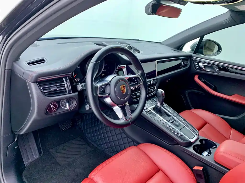 PORSCHE MACAN