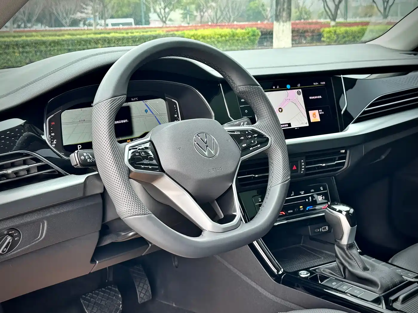 Volkswagen Passat 2024 380TSI Luxury фото 13