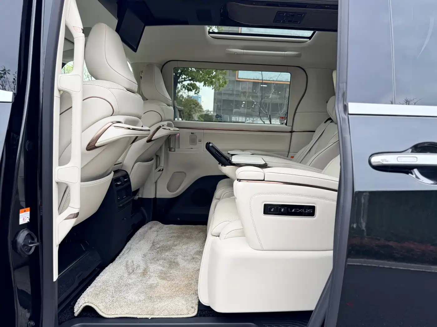 Lexus LM 2023 500h 6-Seater Prestige Edition фото 14