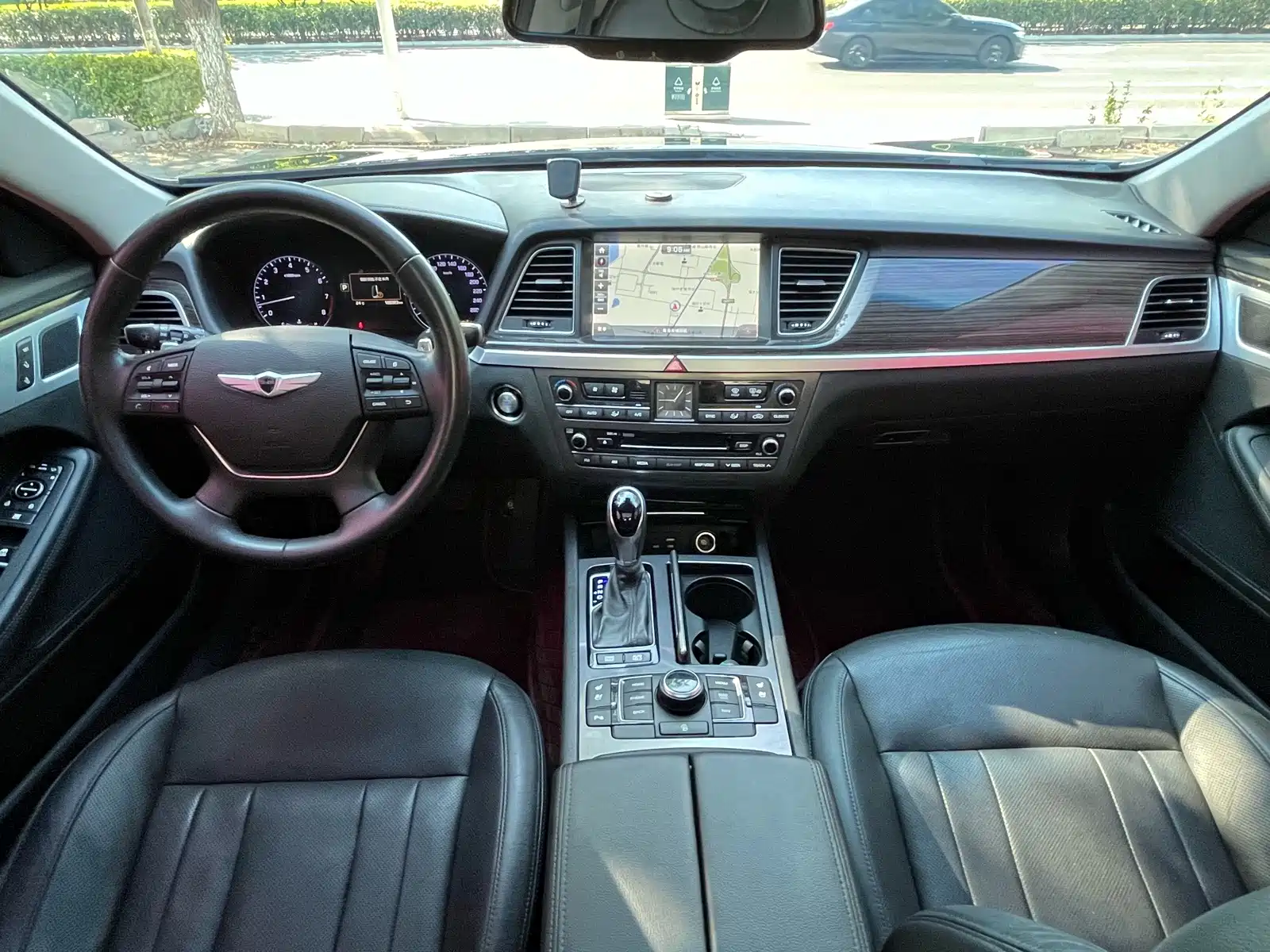 Photo 9 - Hyundai Genesis