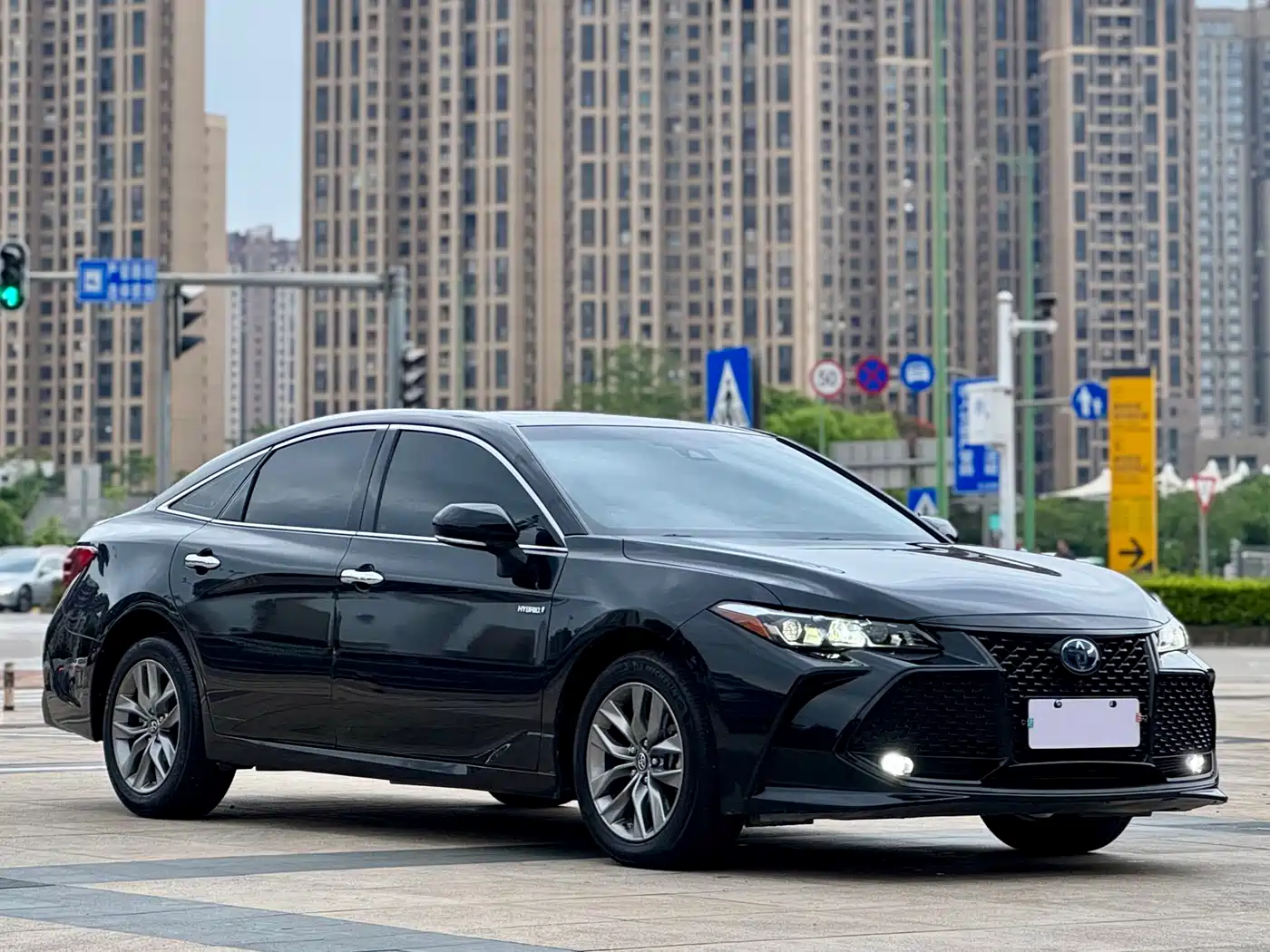 Toyota Avalon 2019 Hybrid 2.5L Luxury Edition China V фото 3