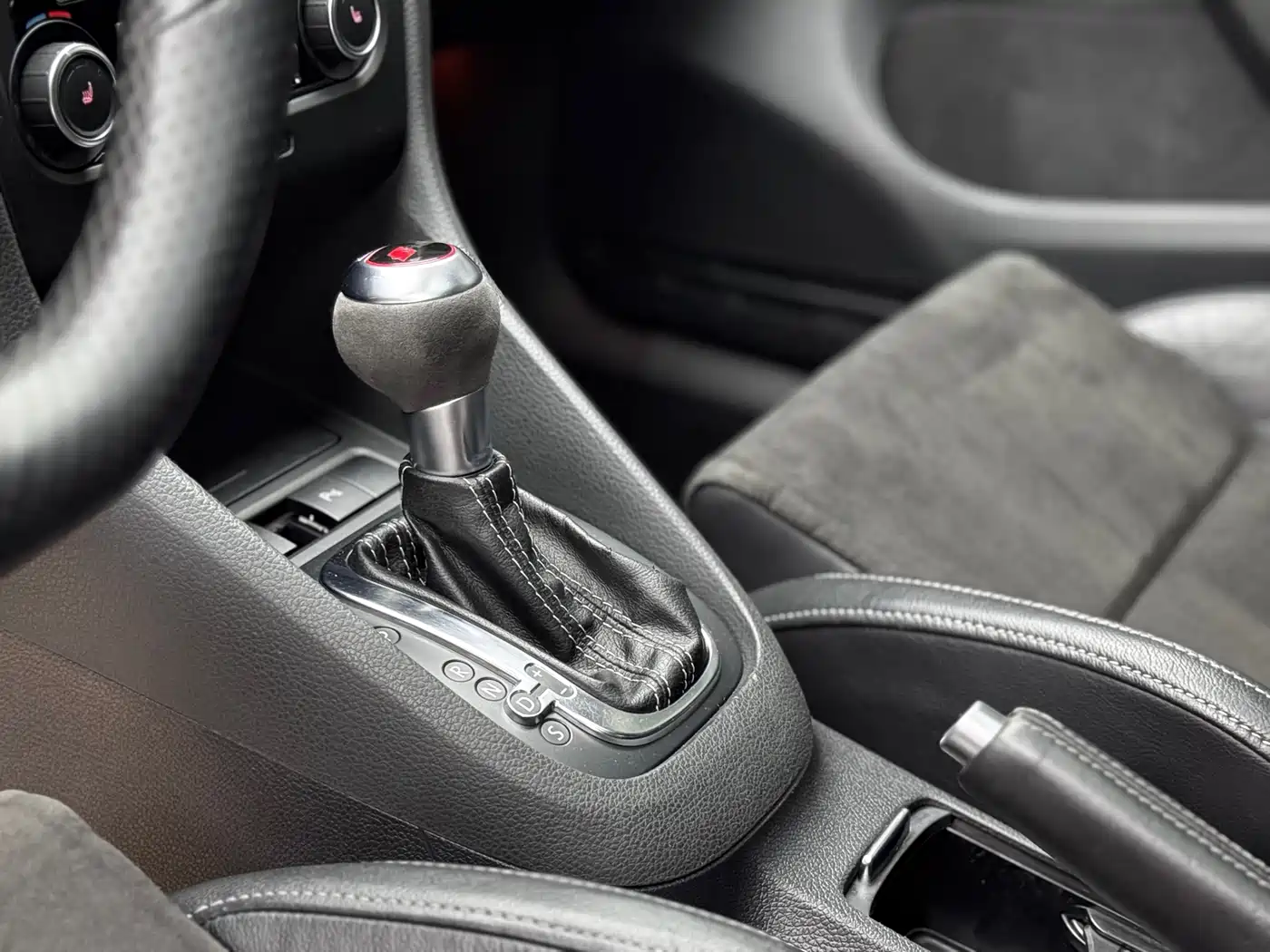 Volkswagen Golf (Import) 2011 2.0TSI R фото 11