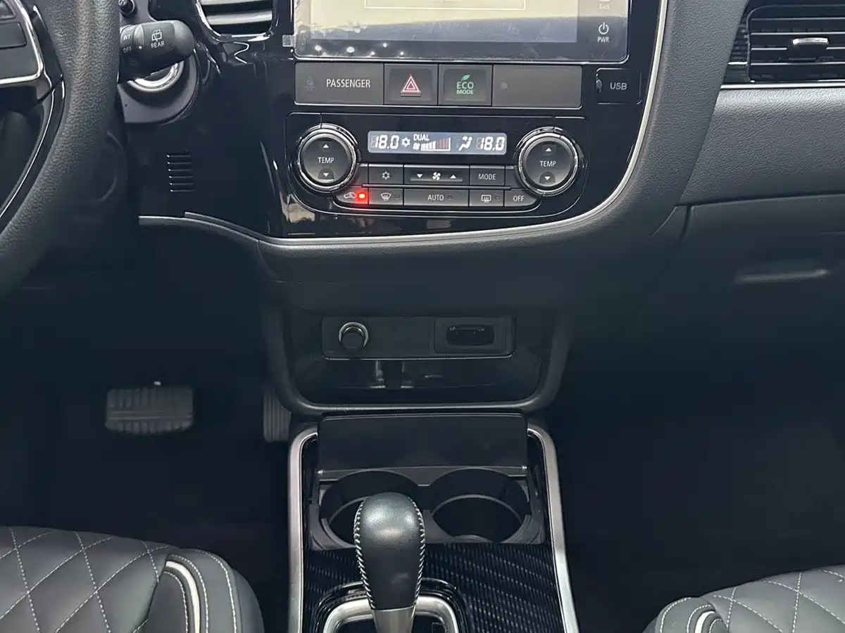 Mitsubishi Outlander 2023 2021 Facelift 2.0L 2WD Premium Edition 5-Seater