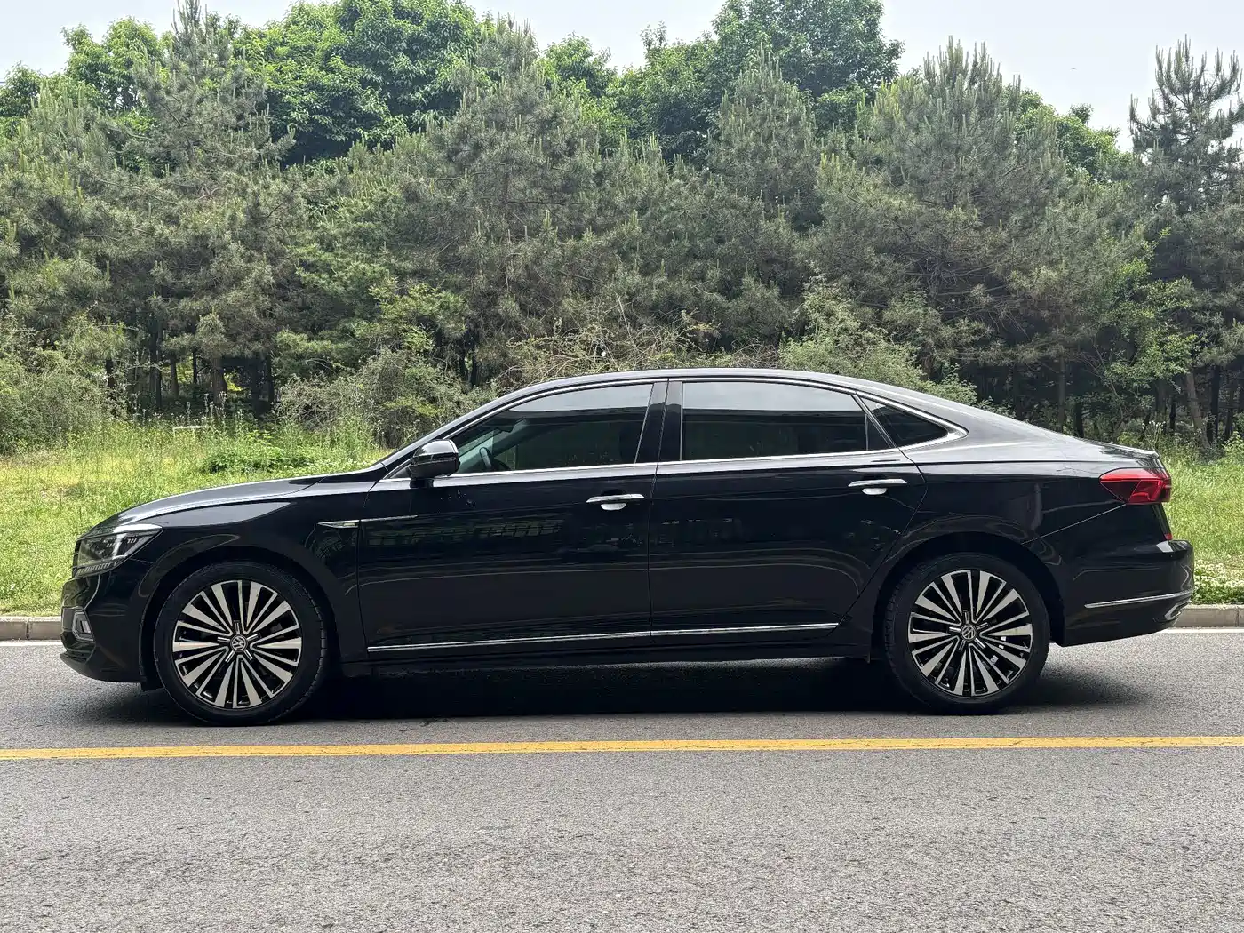 Volkswagen Passat 2019 330TSI Luxury Edition China VI фото 3