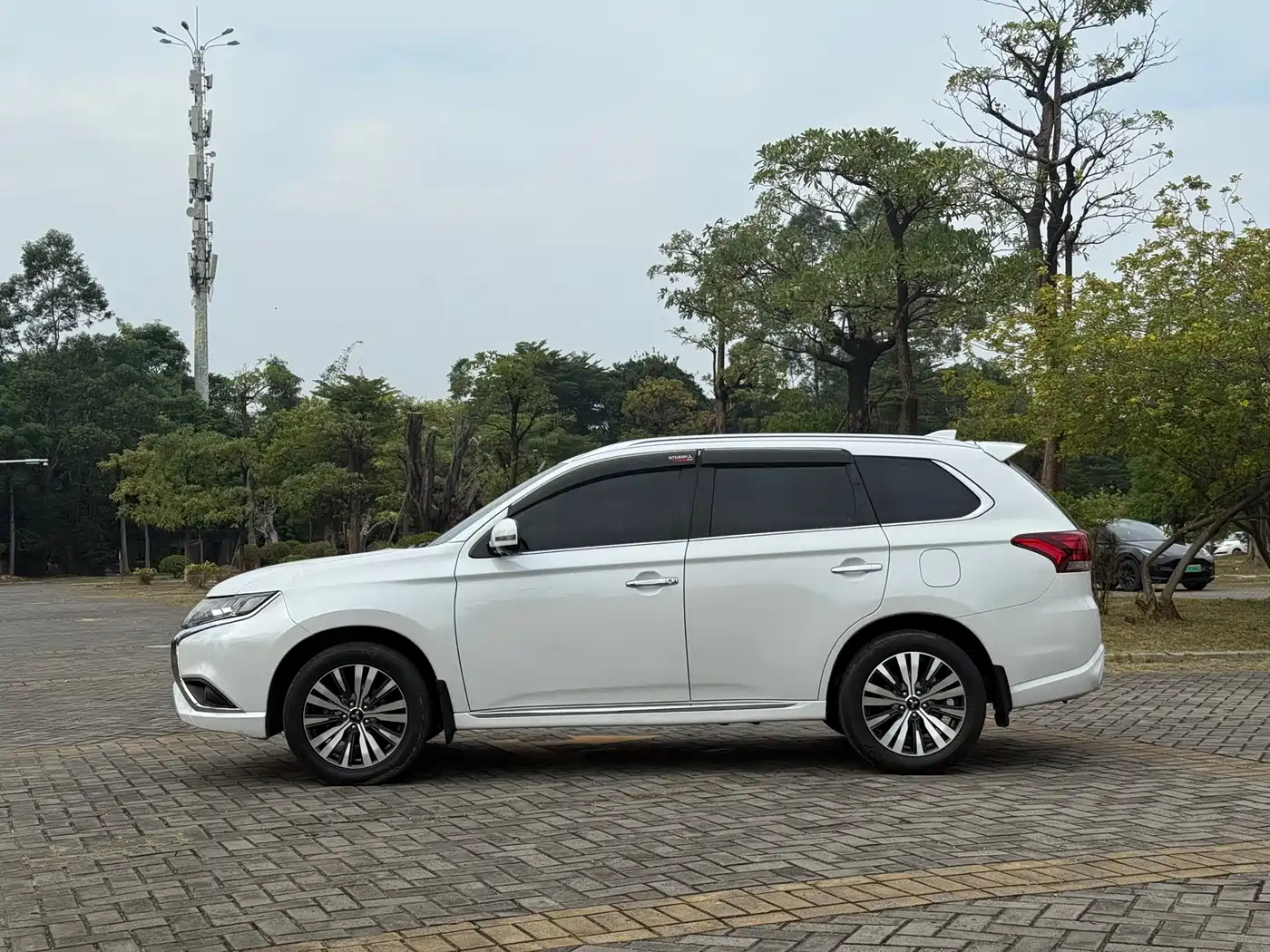 Mitsubishi Outlander 2021 2.4L 4WD Deluxe Edition 7-Seater фото 13