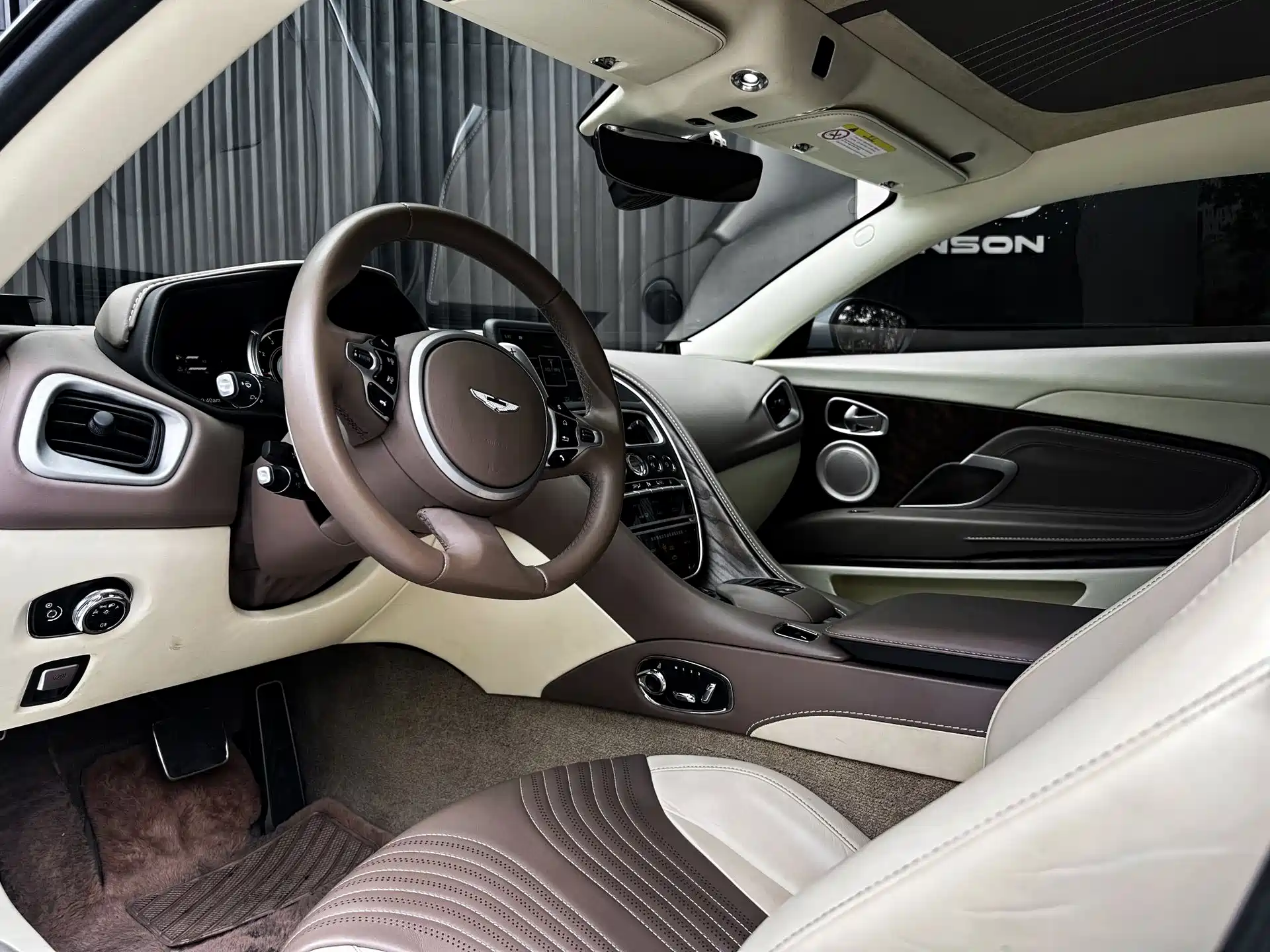 Фото 7 - Aston Martin DB11