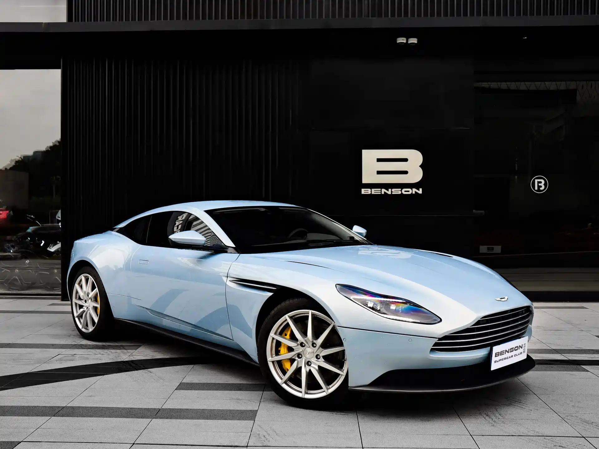 Фото 3 - Aston Martin DB11