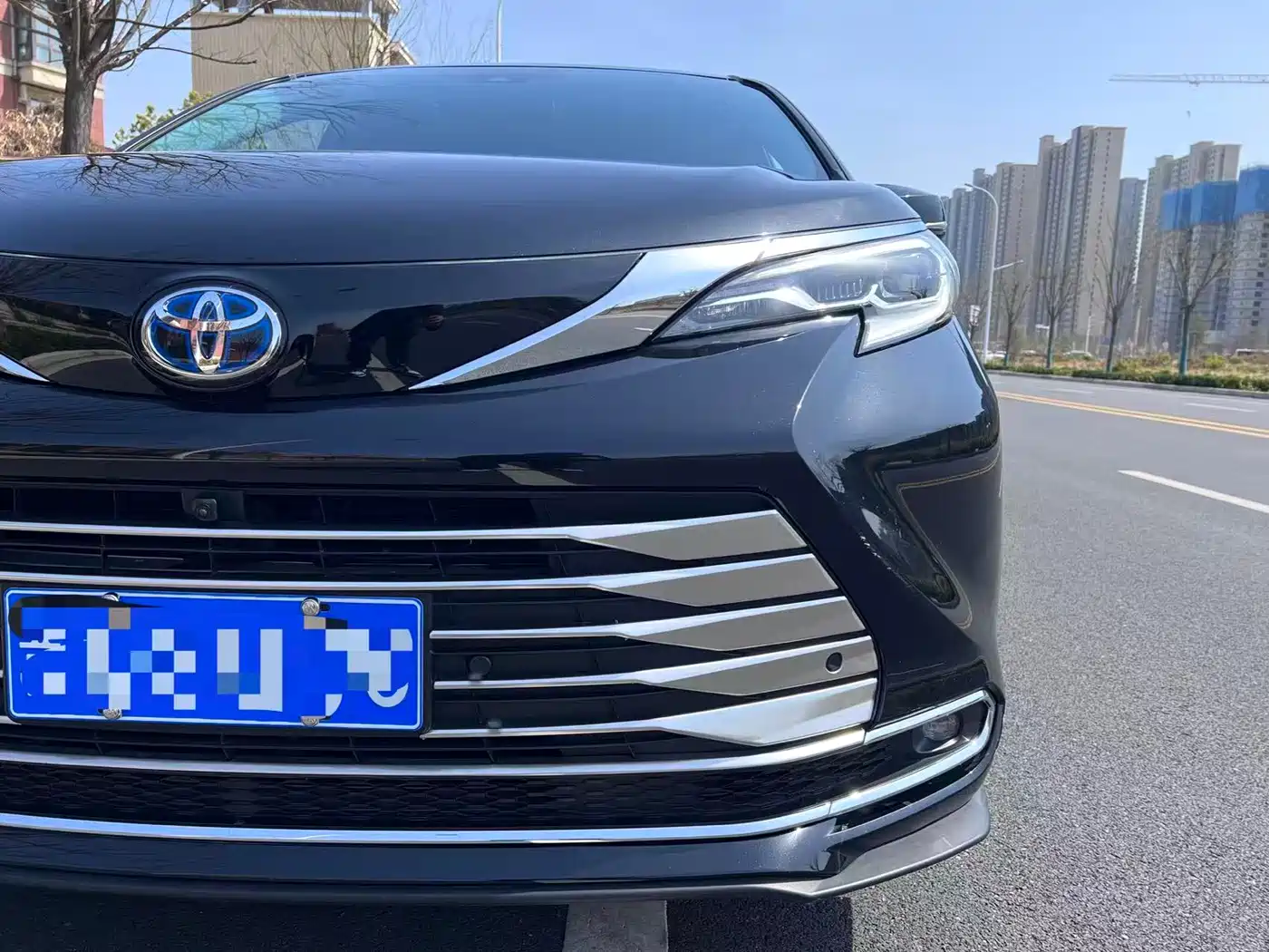 Toyota Sienna 2024 2.5L Hybrid Premium Edition фото 8