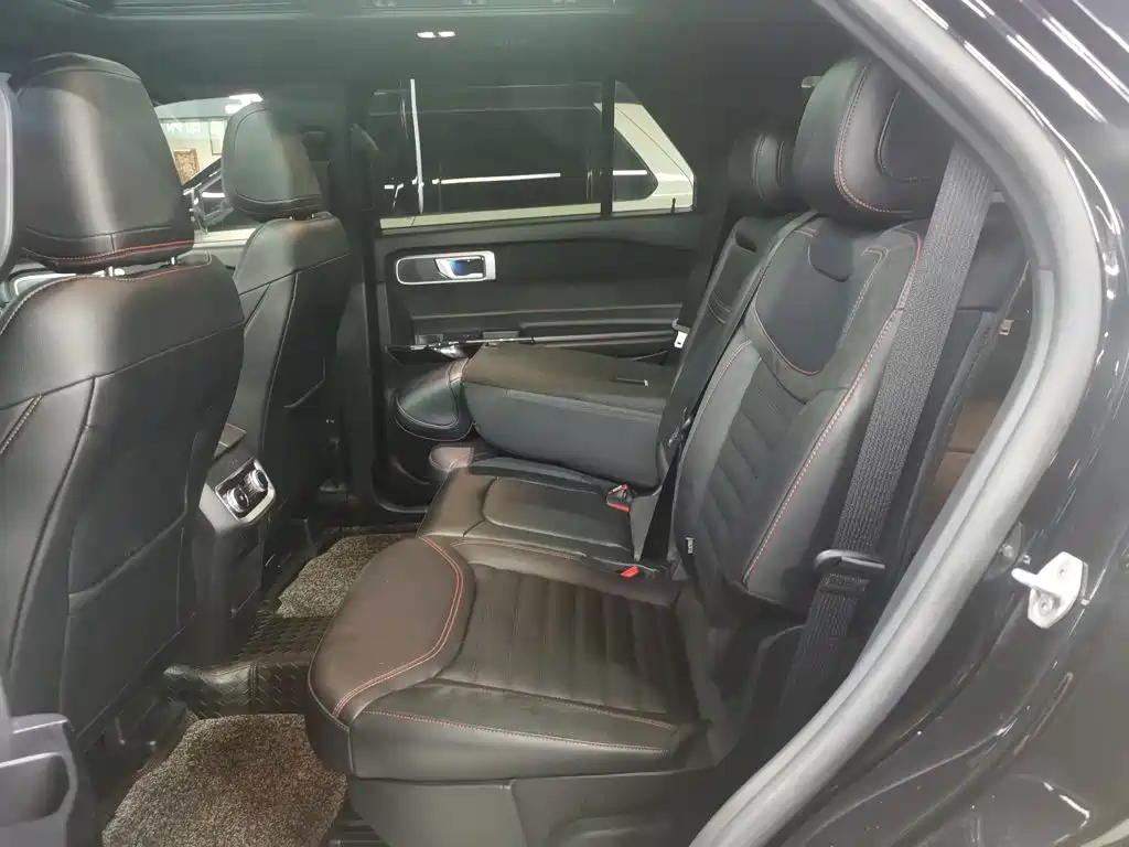 Photo 20 - Ford Explorer