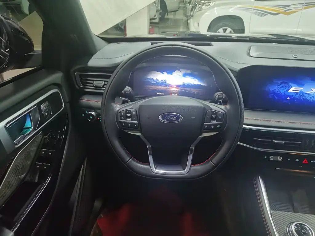 Photo 6 - Ford Explorer