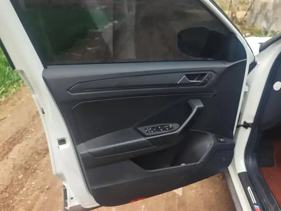 VOLKSWAGEN T ROC EXPLORING SONGS