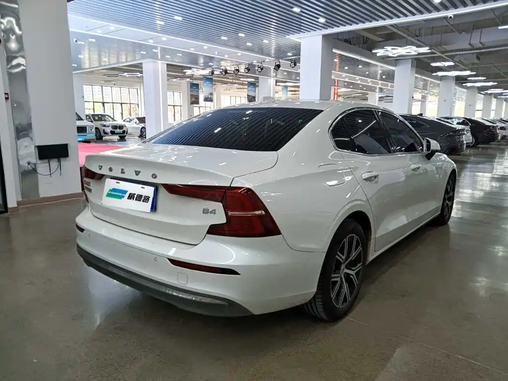 Volvo S60 2025 2026 B4 Smart Luxury Edition