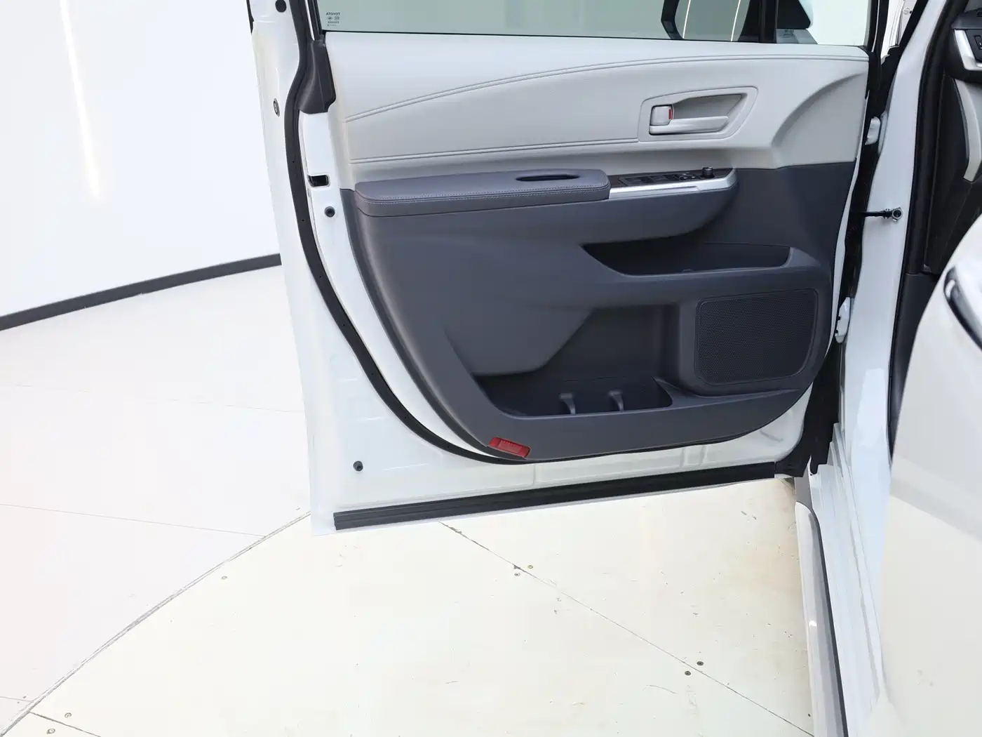 Toyota Granvia 2023 2.5L Hybrid Luxury Edition фото 9