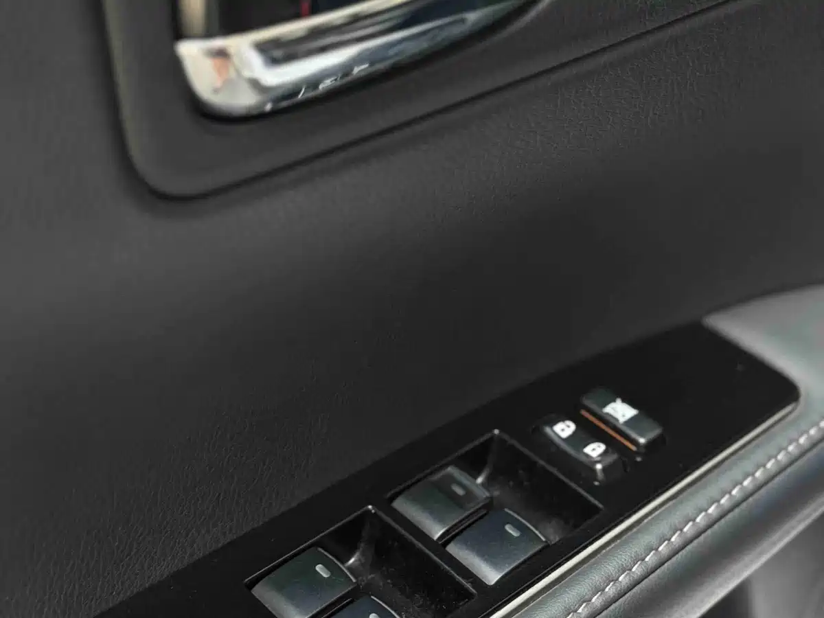 Фото 7 - Lexus ES