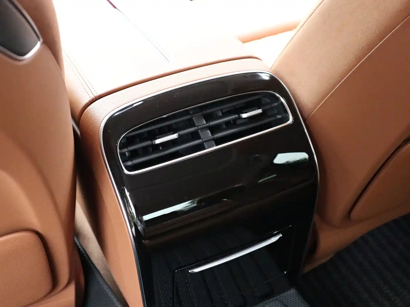 Hongqi H9 2025 2025 2.0T 2WD Qixiang Private Style Edition 5-seater
