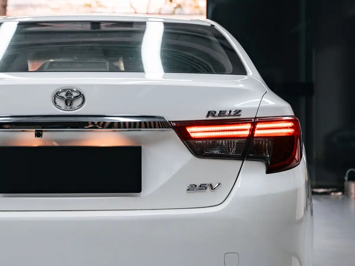 Toyota Reiz 2013 2.5V Elite Edition фото 6