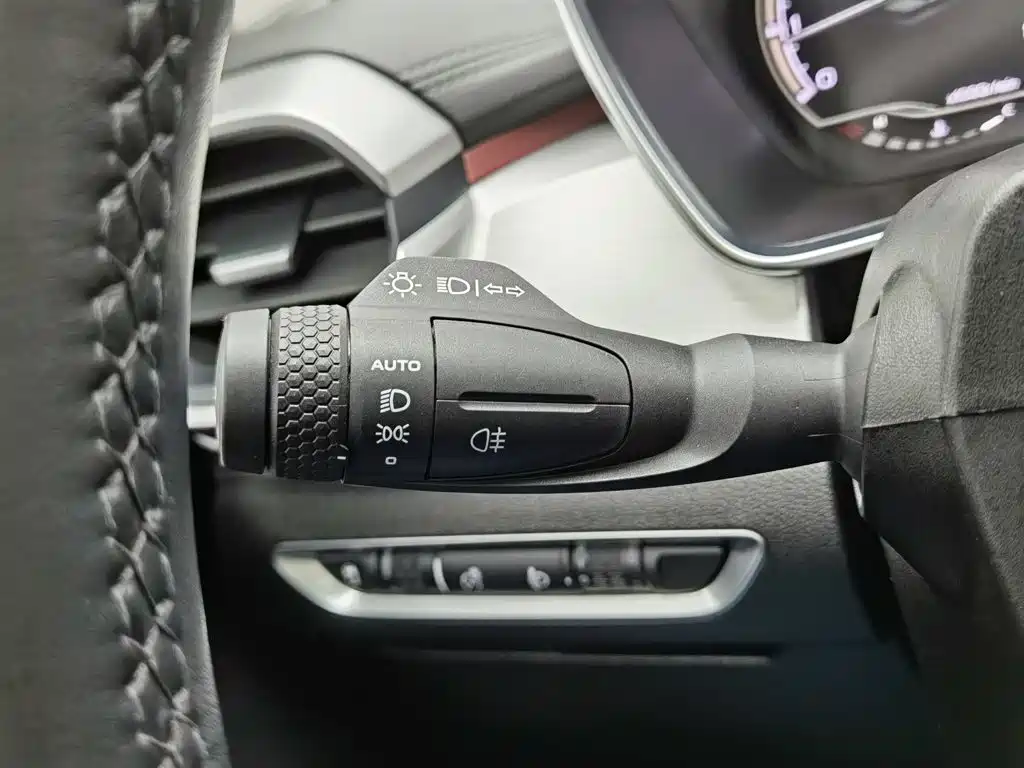 Фото 21 - Geely Coolray