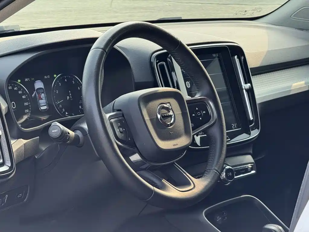 Фото 5 - Volvo XC40