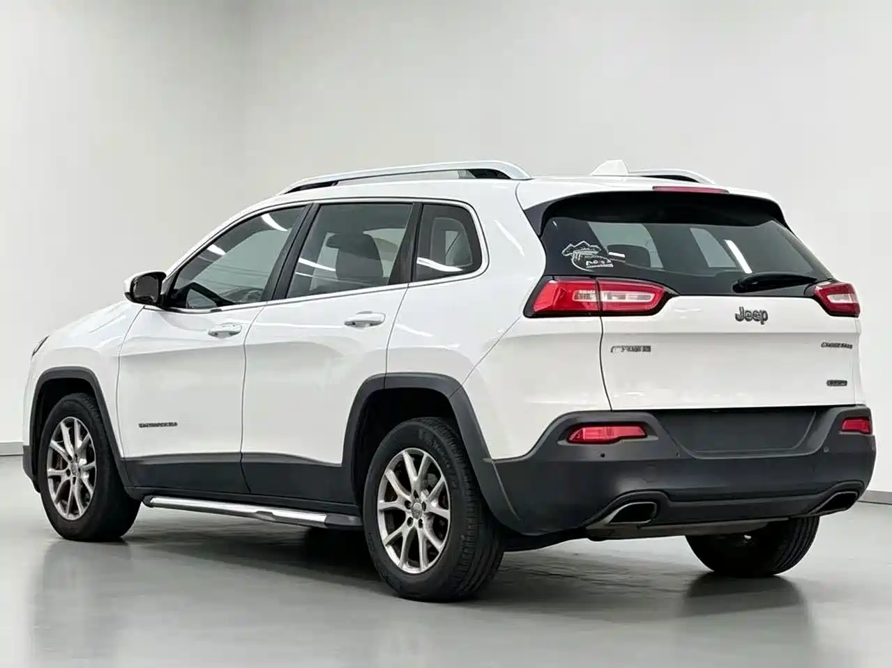 Photo 4 - Jeep Cherokee