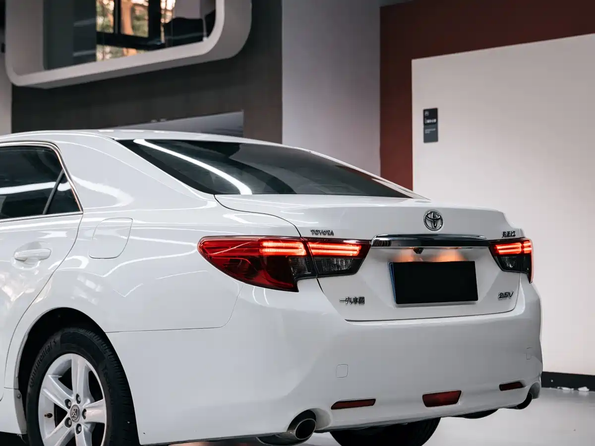 Toyota Reiz 2013 2.5V Elite Edition фото 8