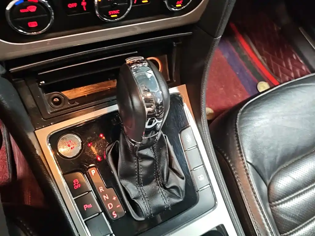 Volkswagen Passat 2014 1.8TSI DSG Executive Edition фото 14