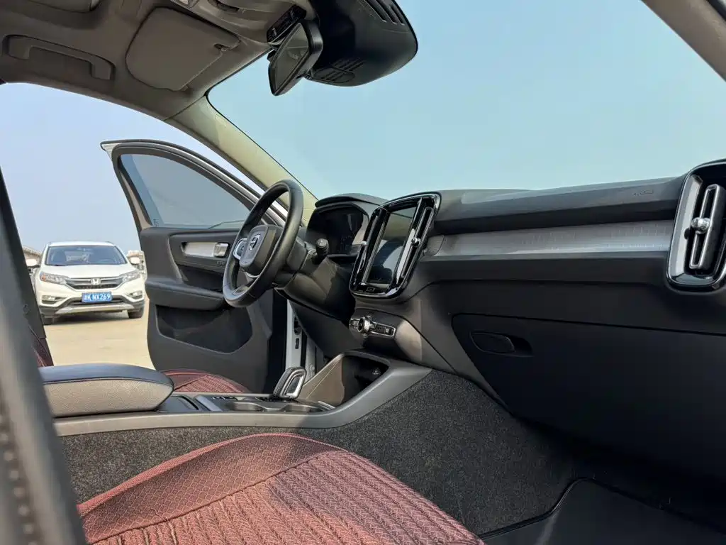 Фото 9 - Volvo XC40