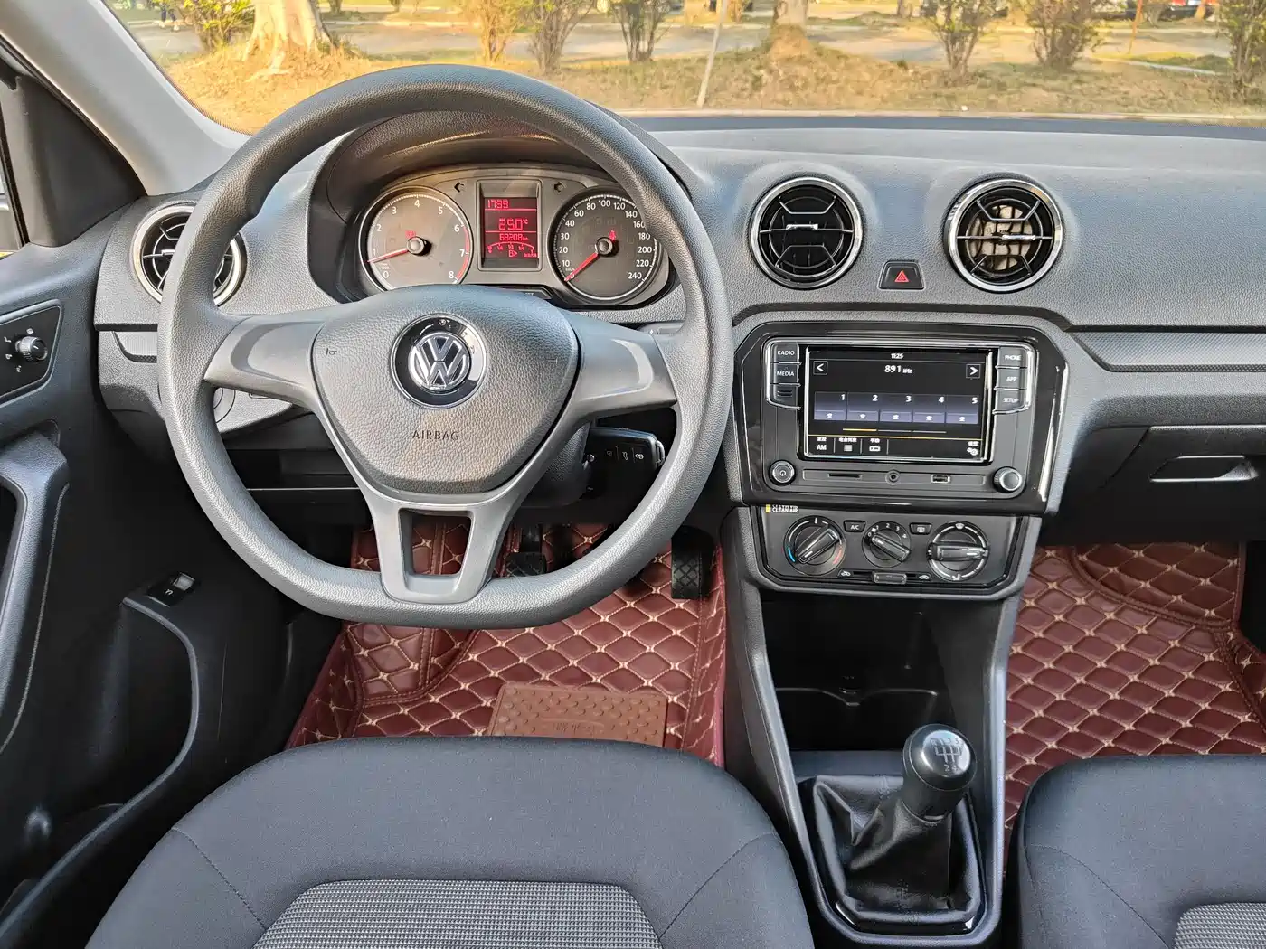 Volkswagen Jetta 2019 Dream Edition 1.4L Manual Fashion фото 9