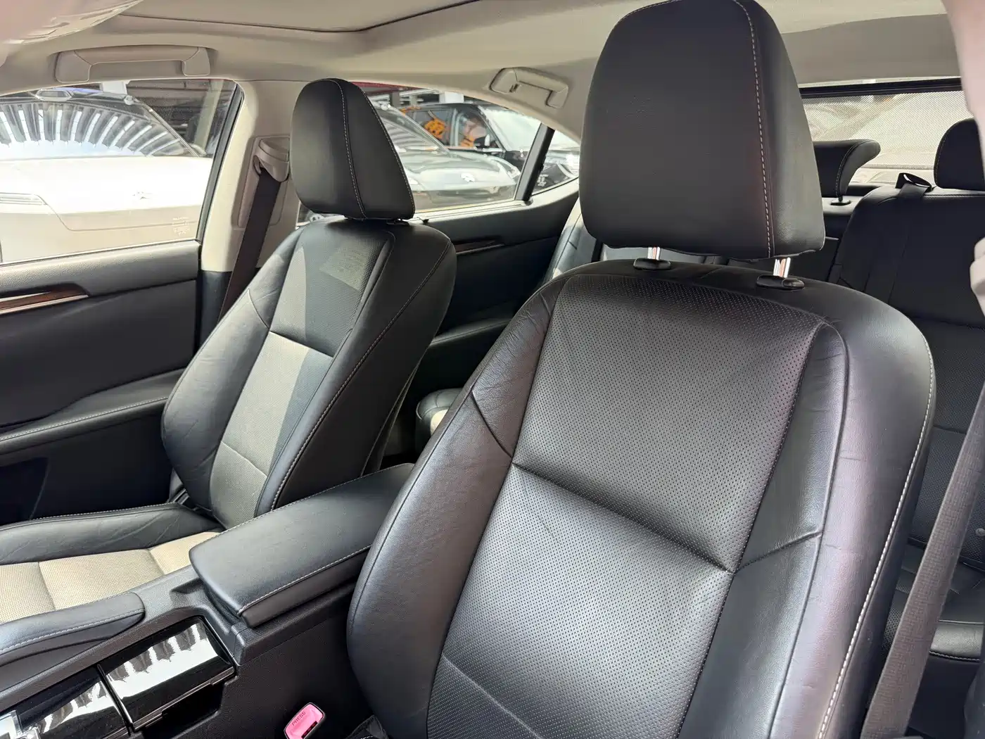 Фото 11 - Lexus ES