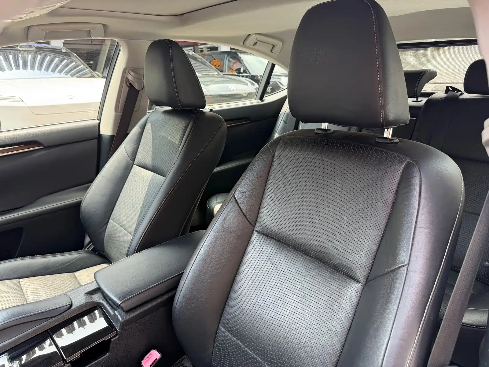 Фото 11 - Lexus ES