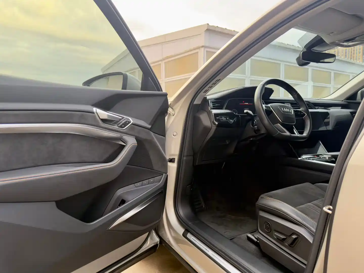 Photo 3 - Audi e-tron