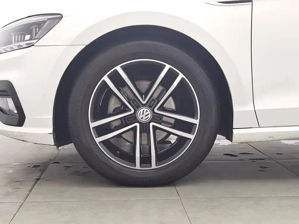صورة 17 - Volkswagen Lamando
