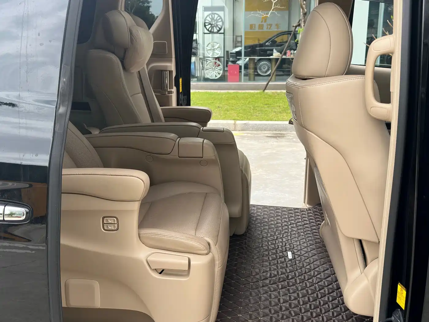 Toyota Alphard 2012 3.5L Luxury Edition фото 9