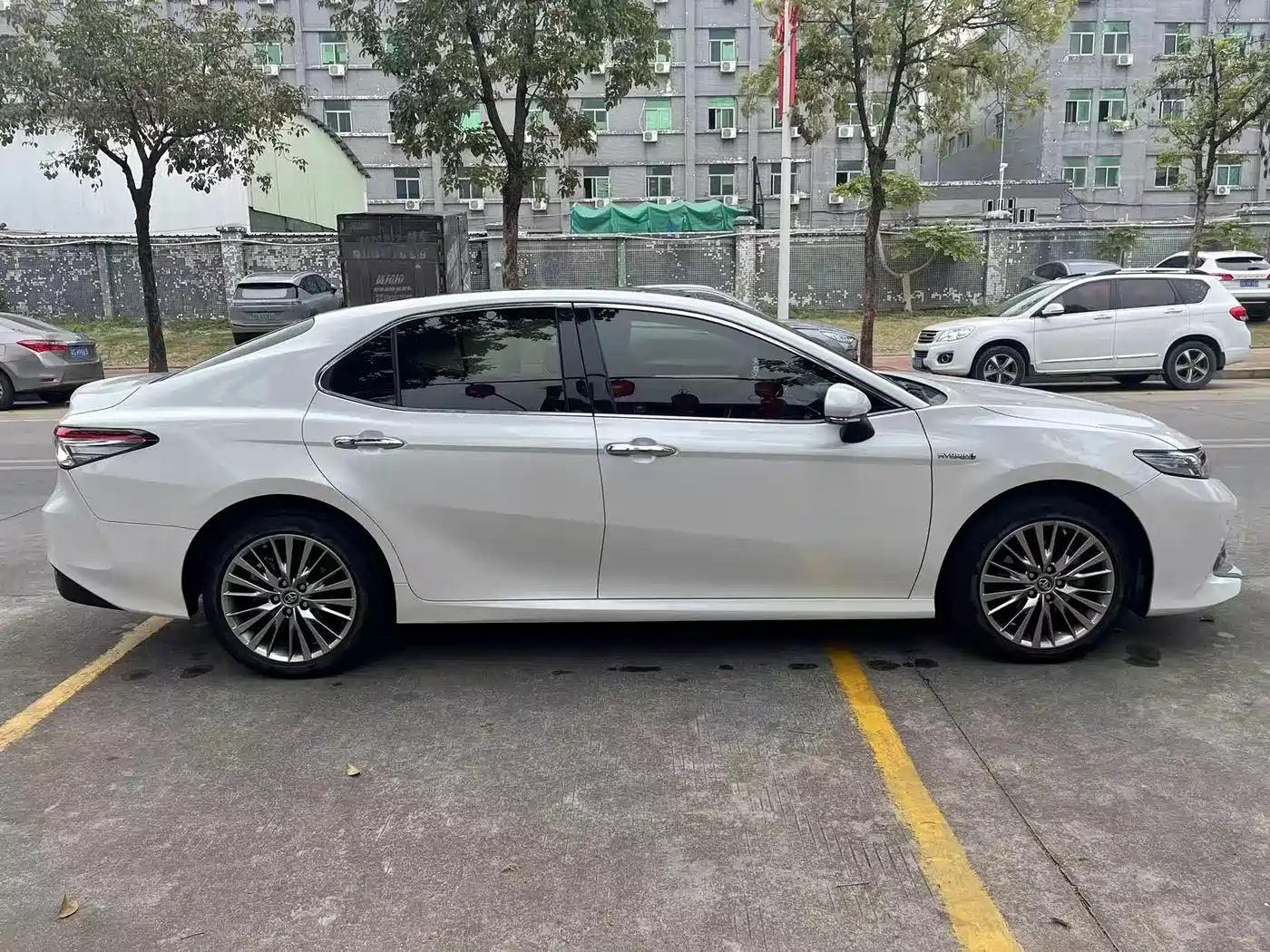 Toyota Camry 2018 Hybrid 2.5HG Luxury Edition фото 4