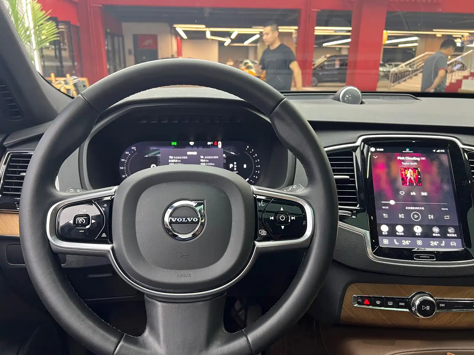 Фото 7 - Volvo XC90