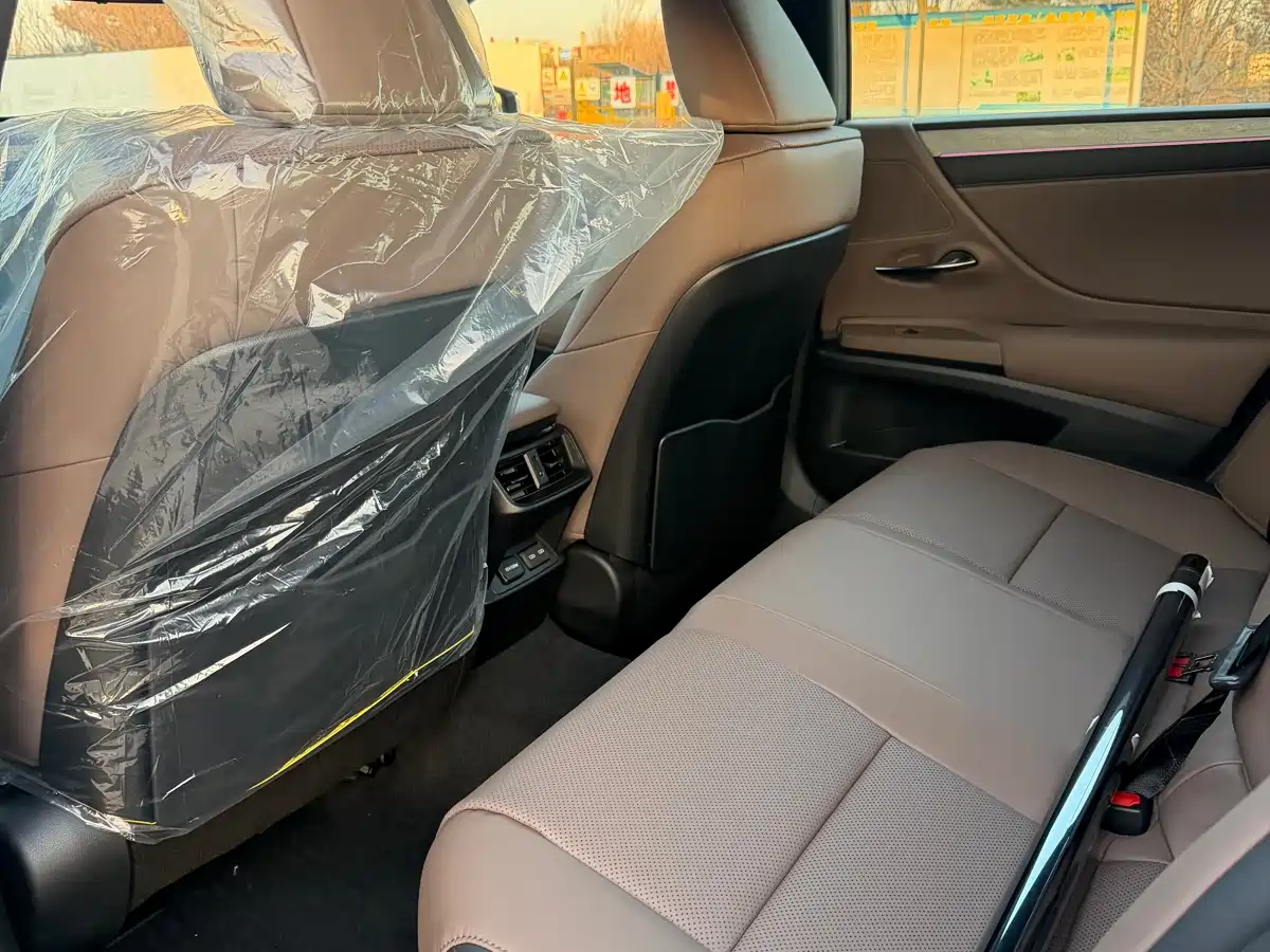 Lexus ES 2025 300h Ultimate Edition фото 11