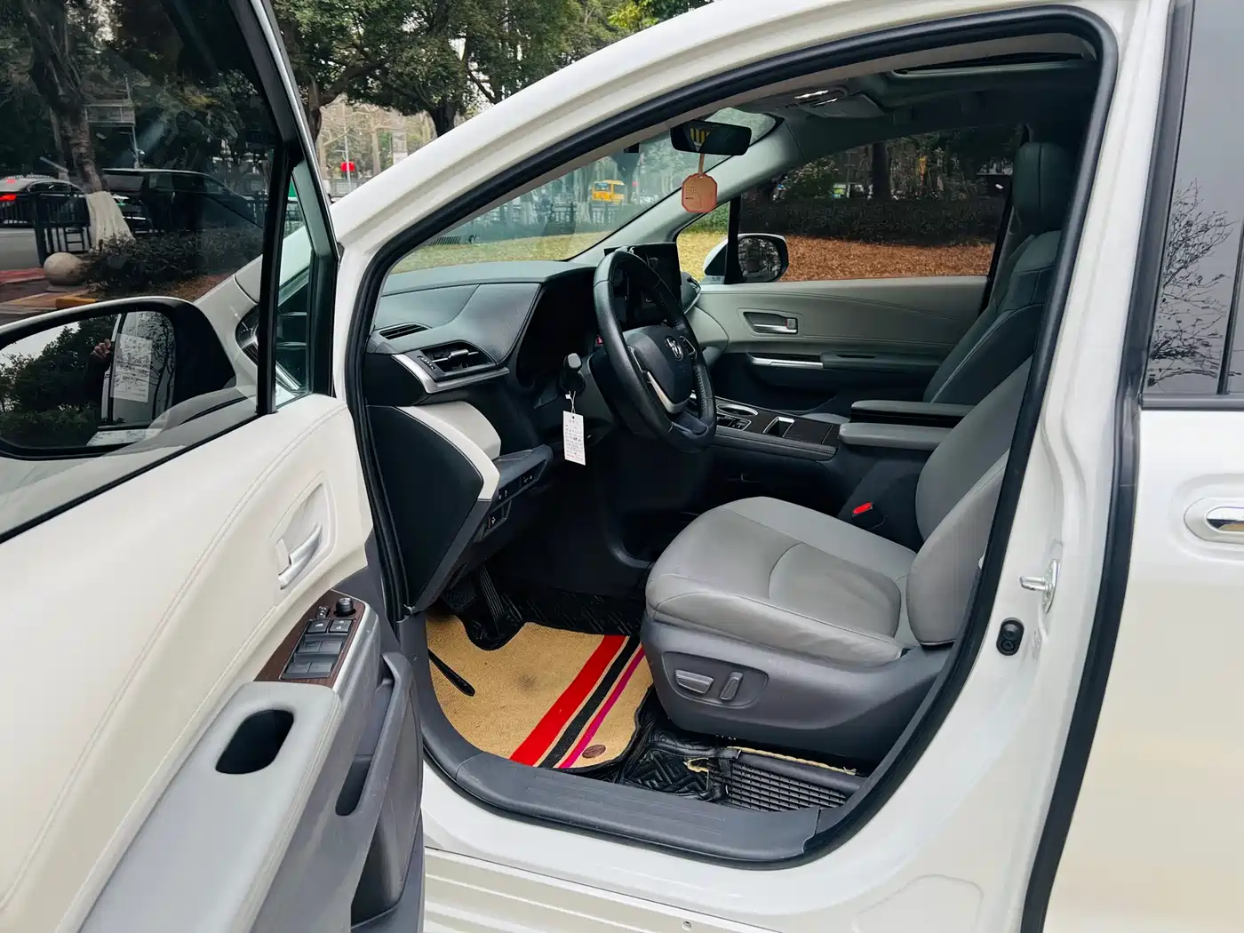 Toyota Sienna 2021 2.5L Hybrid Luxury Edition фото 8